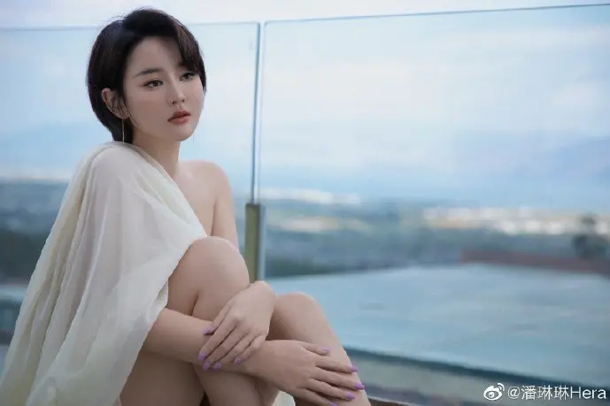 某城市巴士站的诱导下载广告